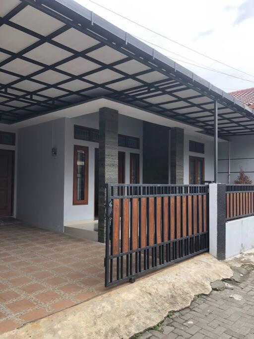 Richandy House - 3 Bedroom Full Ac & Hot Water Kejayan Kültér fotó
